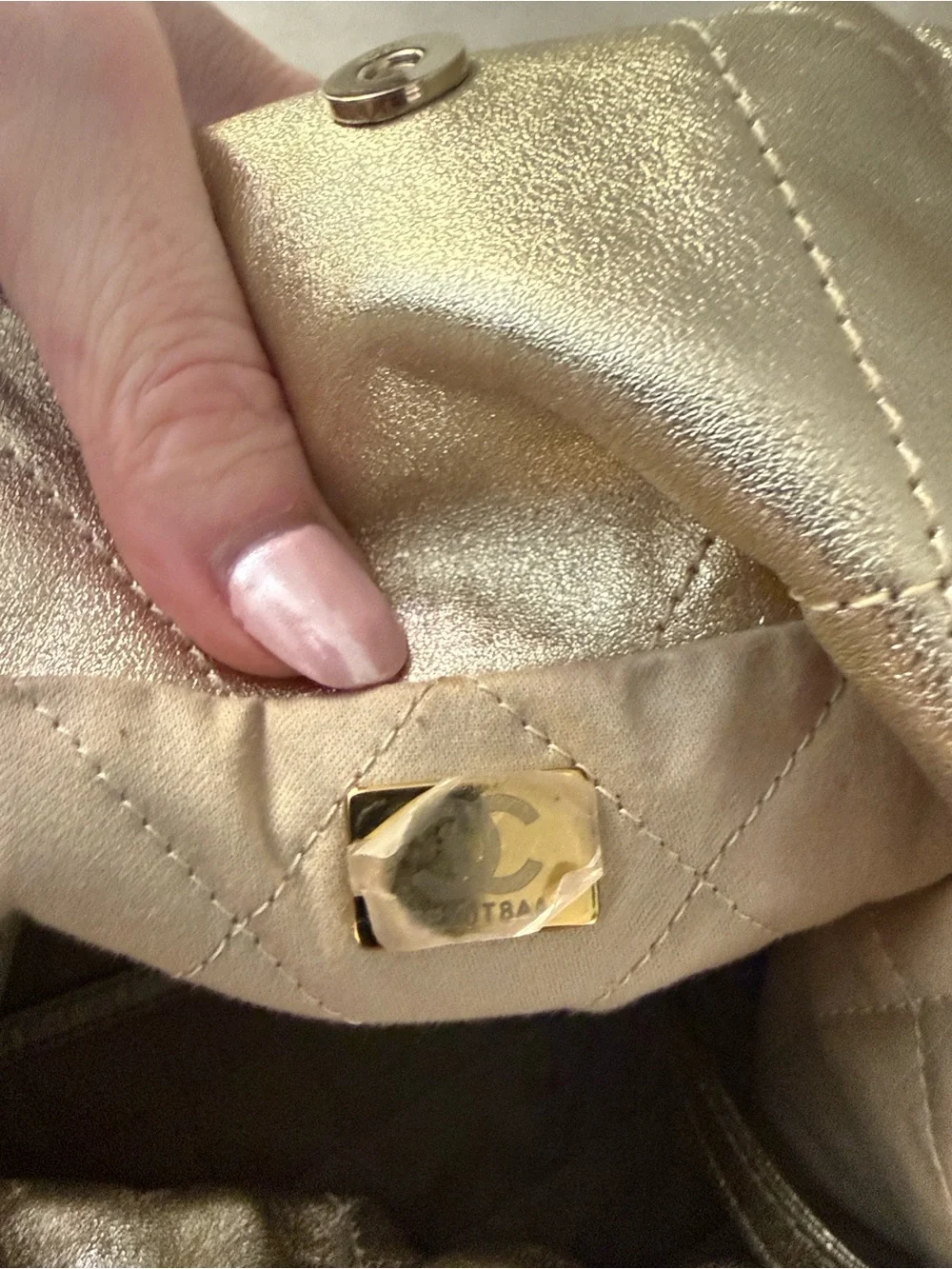 CHANEL 2022 🦄 Metallic Gold Quilted Drawstring Shoulder Bag with Chain